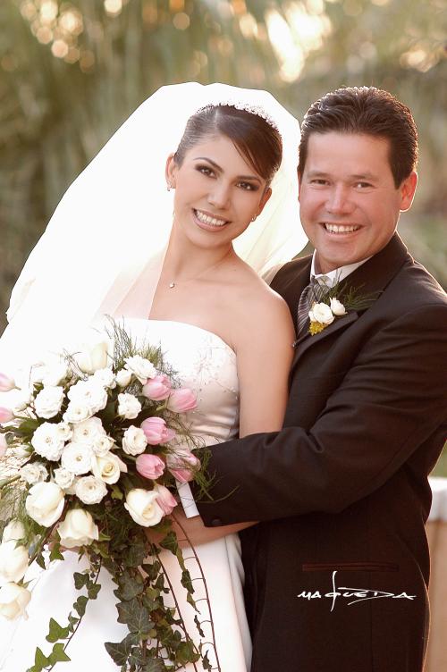 n Sr. Eduardo Torres Cavanzón y Srita. Evelyn Asalia Galindo Reyes contrajeron matrimonio religioso en la parroquia de La Sagrada Familia el sábado dos de octubre de 2004.