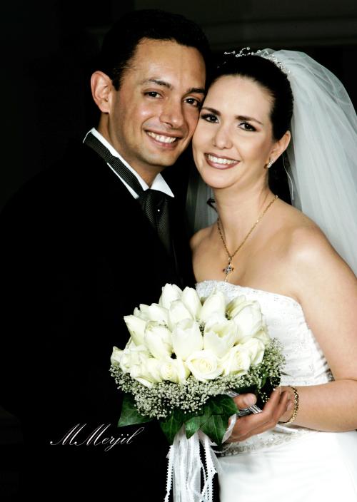 Ing. Salvador Montes Iturriaga y C.P.  Hideliza Guadalupe Flores Aguirre recibieron la bendición nupcial en la parroquia de la Inmaculada Concepción el sábado cinco de febrero de 2005.