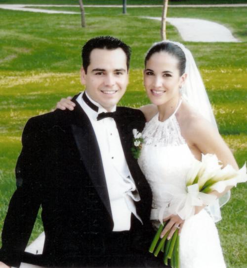 Sr. Alberto Gaitán Salcido y Srita. Eliza Yañez Bustamante recibieron la bendición nupcial en la Catedral Metropolitana de Chihuahua, el dos de octubre de 2004.j