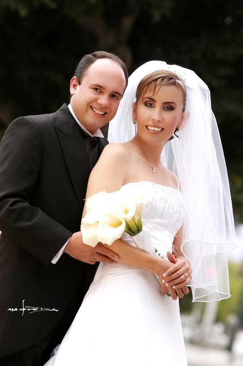 Sr. Andrés Nieto Gómez y Srita. Sandra Graciela González Iturriaga recibieron la bendición nupcial en la parroquia de San Pedro Apóstol el sábado cinco de febrero de 2005 .