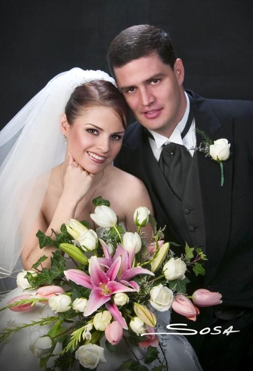 Sr. Norberto Valdés y Srita. María del Carmen Martínez Morales recibieron la bendición nupcial en la parroquia del Sagrado Corazón el cinco de febrero de 2005.