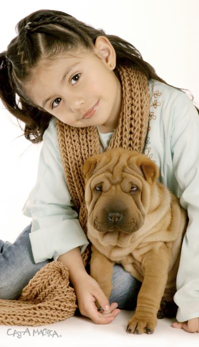 Marcela Marian Amaro Pérez a su perrita Jazzi, en una fotofrafía de estudio.