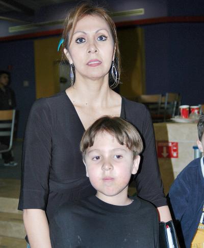 Andrés Eduardo Román Flores junto a su mamá Alicia Román Flores, en el convivio que se le ofreció por su cumpleaños.