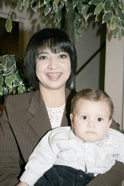 Graciela Álvarez de Garibay con su hijito Alejandro Garibay