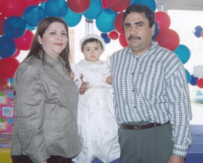 La niña María Guadalupe Mendoza Orozco con sus papás, los señores Roberto Mendoza Pérez y María Guadalupe Orozco.