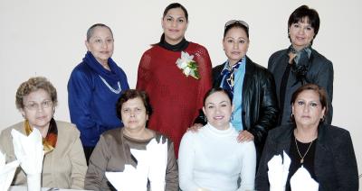 Mónica de la Fuente de Adame, en compañía de algunas de las asistentes a su fiesta de canastilla.