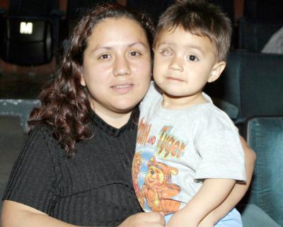 Bryan Bernardo Rico Nicolat con su mamá Blanca Nicolat.