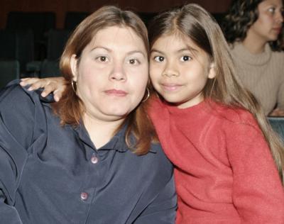 María Fernández Reyes Valenzuela con su mamá María de Jesús Valenzuela.