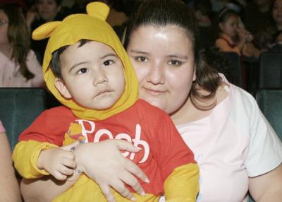 Olga Cervantes con su hijo José Cervantes.