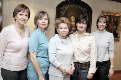 11 de marzo 

La señora Delfina acompañada de su hijas Silvia, Gaby y Anabel, así como de su nuera  Mirna de Garza.