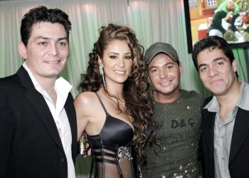 La polémica pareja de Ninel Conde y José Manuel Figueroa llegaron poco complacientes y comentaron sobre los proyectos en pareja, que seguirán siendo una constante, ya que están profundamente enamorados, aquí los novios con Omar Chaparro y u  amigo.