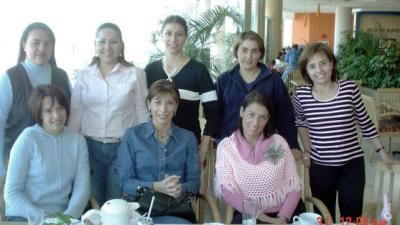 Grupo de amigos que se reunió para festejar una fecha especial, ellas son Gladys, Olga, Catalina, Mónica, Luly, Marcela, Oly y Lisette.