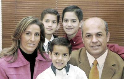 José Luis Medrano y Paulina Diez de Medrano, con sus hijos Luis, Andrés y Diego.