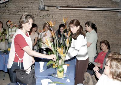 Muy participativas estuvieron las socias del Club de Jardinería Alhelí, en su sesión de trabajo.