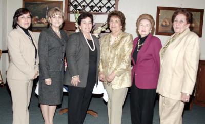 14 de marzo 2005 


Alejandra de Maucouzet, Rocío de Juan Marcos, Lucila de Hernández, Bertha de Berlanga, Alicia de Villarreal y Griselda de Obeso fueron algunas de las festejadas.