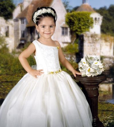 Niña Yozmila Marielena de León González, en fotografía de estudio con motivo de sus tres años de vida.