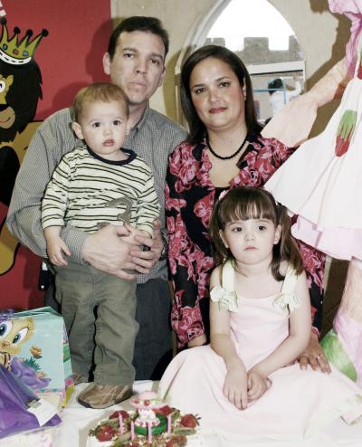 Samantha Alvarado Benavides junto a sus papás, Tomás Alvarado y Silvia Benavides de Alvarado y su hermanito, el día que festejó su cuarto cumpleaños.