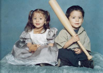 Los pequeños Jose Ángel y Ángela Tostado Muroaga.