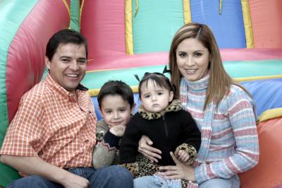 Miguel Garza Flores y Rocío de Garza, con sus hijos Miguel y Ximena.