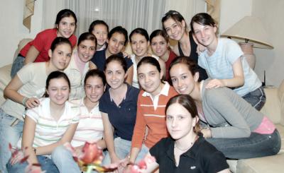 17 de marzo 2005 

Stephanie López Muñoz disfrutó  a lo grande una fiesta de cumpleaños con sus amistades.