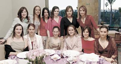 Feliz, lució Yasmín Gutiérrez Mansur en su despedida de soltera, la acompañaron sus amigas.