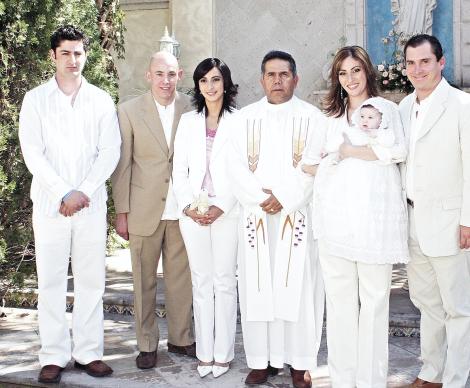 BAUTIZO DE CAMILLELuis Arturo Gibert Lambros, Rogelio Sada Martínez y Laila Reyes de Martínez, RP Pedro Macias, Leny Gibert de Collier de la Marliere, Camille Collier de la Marliere Gibert y  Christian Collier de la Marliere Subaldea