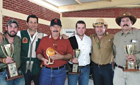 JAIME AGUILERA FESTEJA EN GRANDEEduardo Herrera, José Llama, Jaime Aguilera, Jaime Aguilera y Javier Aguilera