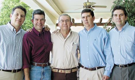 Antonio Dueñes Zurita con sus hijos: Antonio, Luis Enrique, Carlos y Alberto Dueñes Sirgo