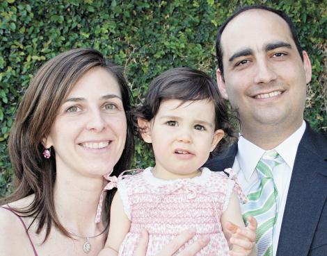 Isabel Vicario de Murra y Fernando Murra Farrus con su hija Sofía