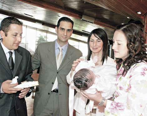 BAUTIZO DE PAULINA MURRAJosé Ignacio Román Saldaña, Pablo Murra Marcos, Blanca Ramírez de Murra y Pily López de Román con la pequeña Paulina