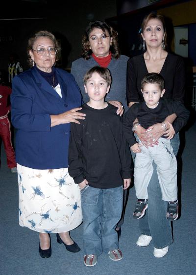 Andrés Eduardo Román Flores en compañía de su familia, en el convivio que le organizaron para festejarlo.