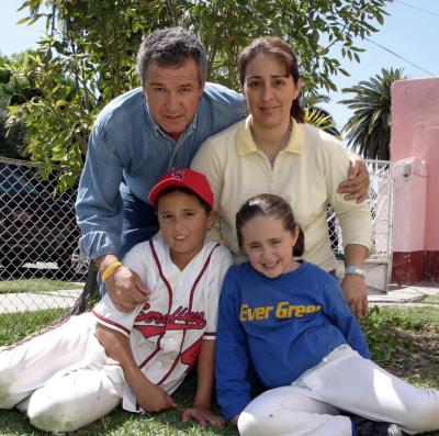 19 de marzo 

Nelda Patricia Valdés González junto a sus papás, Arturo Valdés Segura y Nelda González de Valdés y su hermano Arturo.