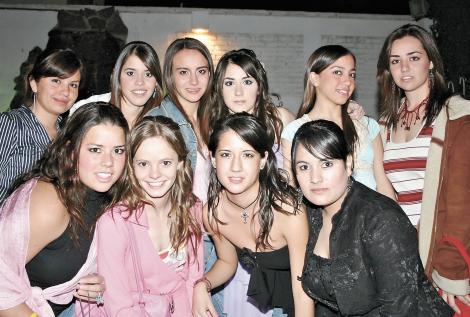 Mariana Payán, Marifer Núñez, Bárbara Martínez, Andrea Monroy, Ilse Barraza, Sofía Villarreal, Estefanía Haro y Marifer Parra acompañando a Karina Berlanga