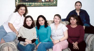 Liz Jaramillo, Marcela Castrillón, Rina Vanesa Gómez, Aurora Ugarte, Nora Cossio y otra compañera en una reunión de agentes de viaje.