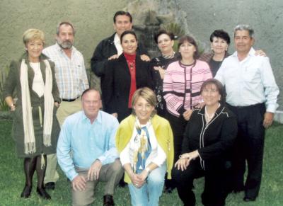 Salvador y Yoya Necochea, Cristina Necochea, Amanda Ramírez, Alan y Chachis Coulson, Alejandro y Pilar López Amor, les ofrecieron una fiesta a Pili, Camino y Mariano.