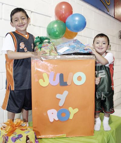 Julio Édgar y Roy Alejandro Arias Muñoz, captados el día de su cumpleaños.