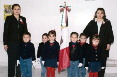 Los pequeños Luis Mario, Enrique, Raúl, Lizeth y Sofía acompañados por sus maestras Fabiola y Teresa Reyes.