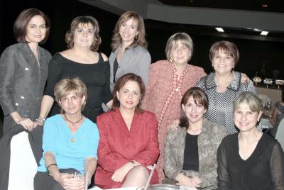 Paty Murra, Gloria López Negrete, Maribel Murra, Luly de Berlaanga, Marivi Murra, Margarita Murra, Lupita de Estrada, Clarisa Murra y Susana Murra, captadas en un agradable festejo.