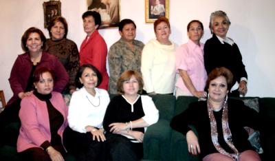 Rocío, Soledad,Silvia, Lidia, Yolanda, Irene, Rebeca, María Elena, Lupita, Angélica, en pasado convivio.