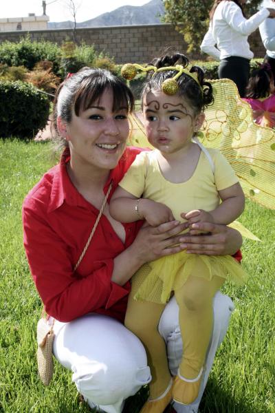 La pequeña Paulina Castillo Alvarado con su mamá.