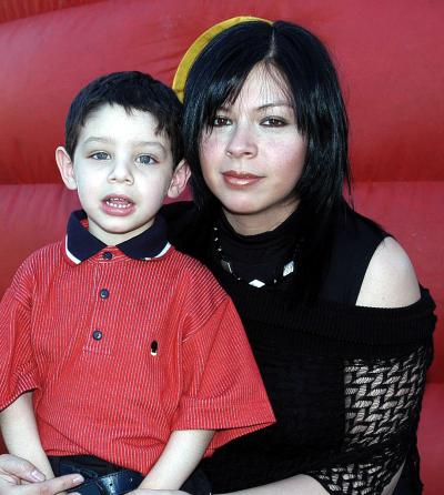 Carlos Alejandro González Vargas junto a su mamá, Karla Vargas.