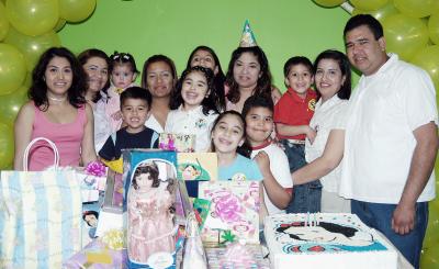 Lila Paola Castaño Nájera en su fiesta de cumpleaños con amigos y familiares.