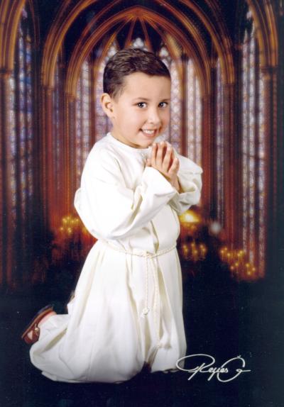 Niño Guillermo Daniel Jacobo Aguilar, en una foto de estudio.