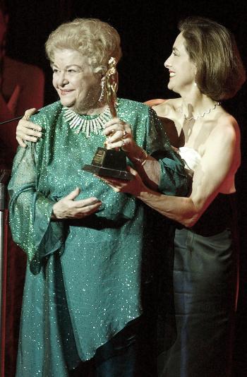 Carmen Montejo y Diana Bracho quien le entregara su premio a la actriz.