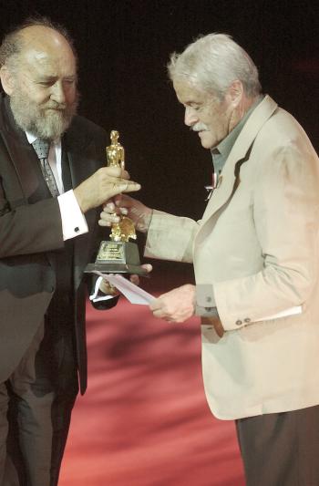 El momento emotivo de la ceremonia recayó en la actriz de origen cubano Carmen Montejo y en el documentalista mexicano Julio Pliego (Foto der.), quienes recibieron el Ariel de Oro por su trayectoria cinematográfica.