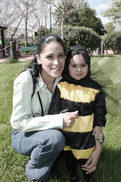 28 de marzo 

Sandra Lozano de Ramírez con su hijita Mariana Ramírez.