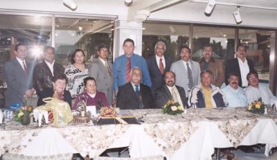 Sr. Juan Manuel  Álvarez Franco, en compañía de algunos de los invitados al convivio que se le ofreció en días pasados.