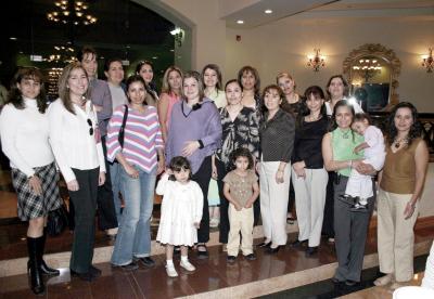 Gaby Miñarro, en compañía de algunas de las invitadas a su fiesta de regalos.