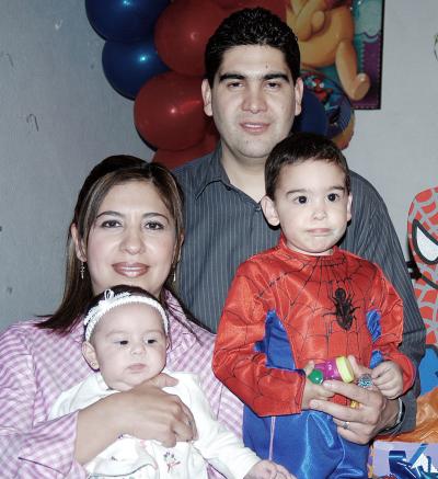 Jesús de León Hernández junto a sus papás Jesús León Tello y Maribel Hernández de León y por la pequeña Regina, en el convivio que le organizaron por su cumpleaños.