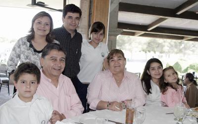 J-Jorge Márquez Sifuentes disfrutó de un ameno convivio, que le preparó con motivo de su cumpleaños.